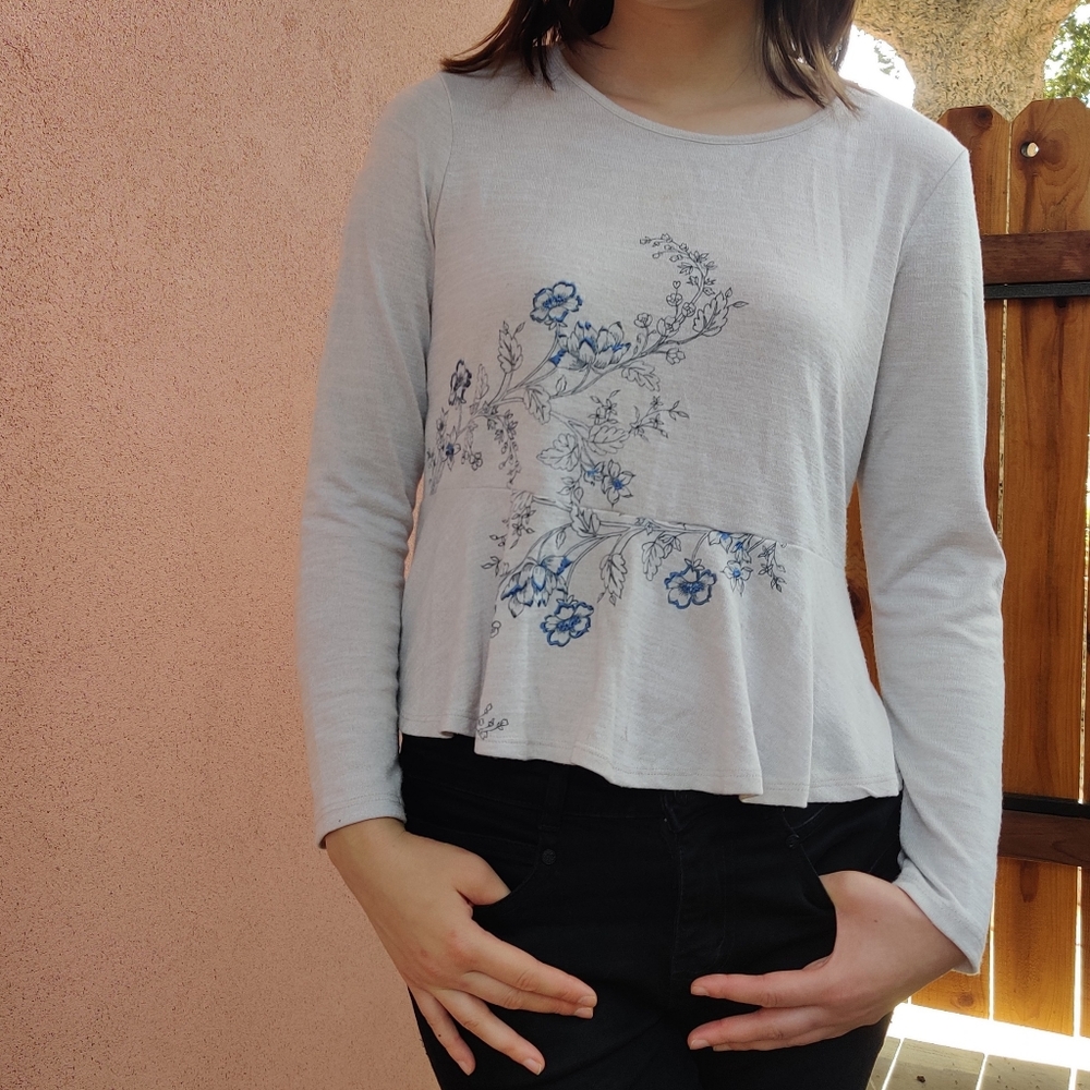 🚭 LC Lauren Conrad heather ivory peplum shirt with blue floral embroidery